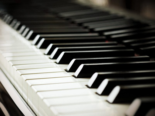 Nên mua đàn piano cơ hay điện? Nếu thích âm thanh chân thực thì nên chọn piano cơ