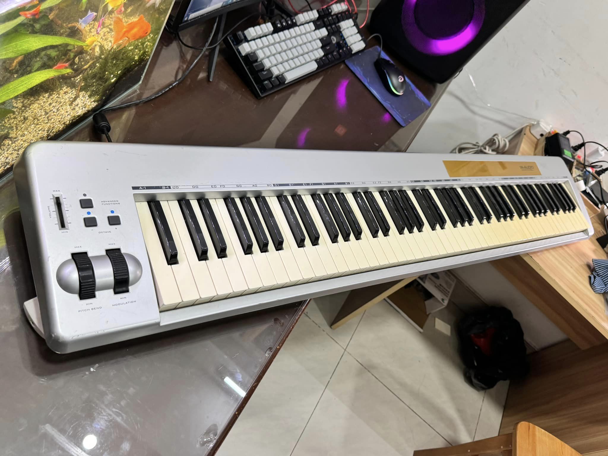 Midi Controller M-Audio Keystation 88 key. Giá chỉ 2.500.000 ạ. Hoạt động tốt ổn định. Cắm cổng usb không cần Driver rất tiện.Hổ trợ ae bảo hành 1 năm . Có ship Cod Toàn quốc ạ Hotline: 0909962980 = 𝓝𝓗𝓐̣𝓒 𝓒𝓤̣ 𝓗𝓞̂̀𝓝𝓖 𝓝𝓗𝓐̂𝓝 = Showroom: 23/4/5 An Nhơn ,Phường 17, Gò Vấp Kính mời ace ghé test trải nghiệm sản phẩm